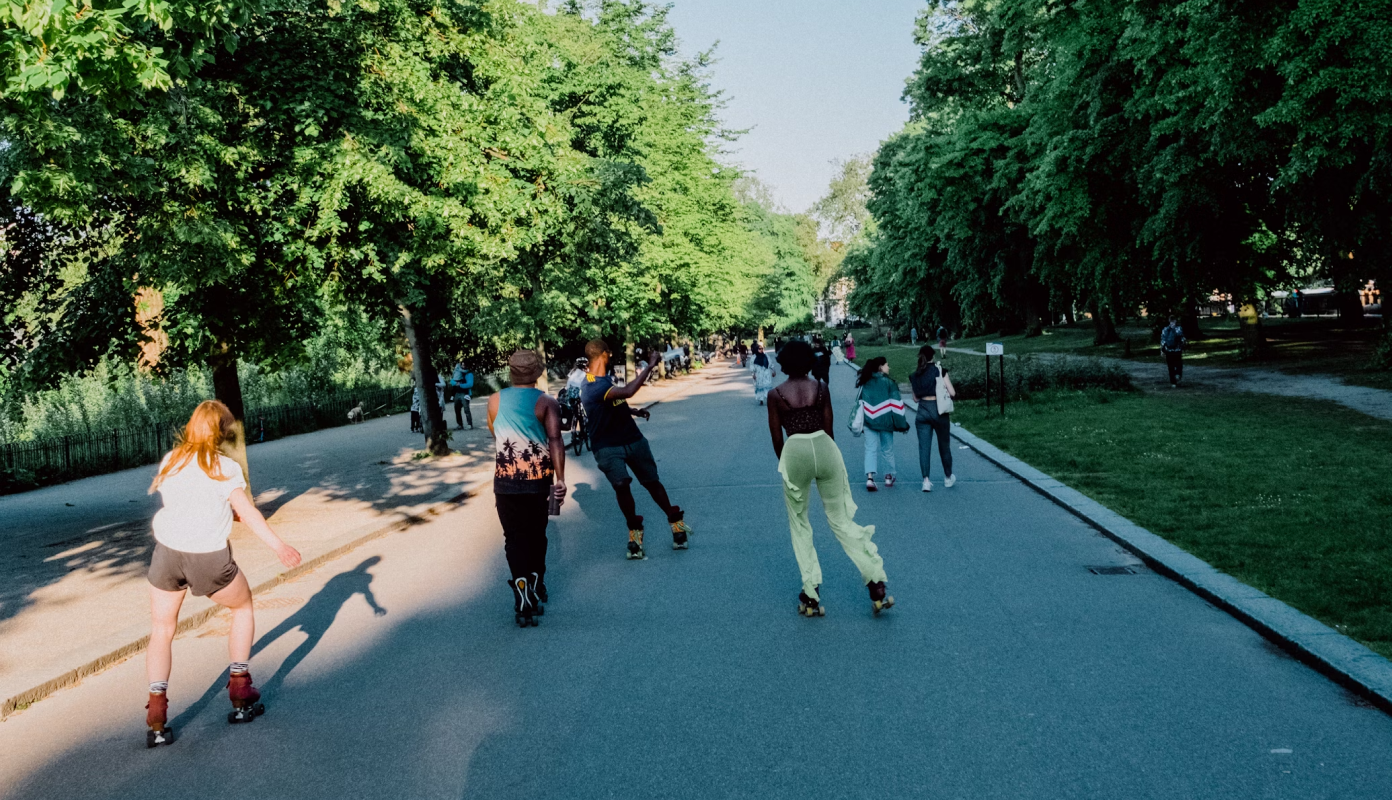 Grupo de pessoas usando patins